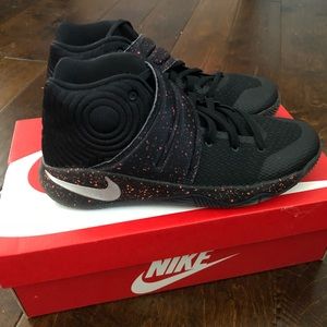Nike Kyrie 2. Boys size 6.5. Black with crimson.